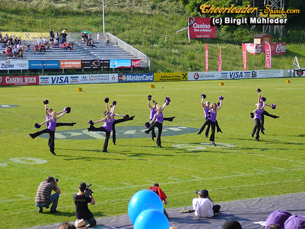 ../Images/2008charitybowlX 118.jpg